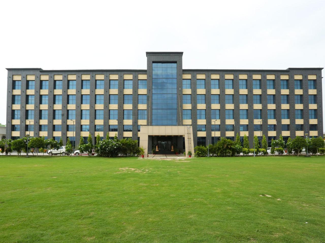 Golden Blossom Imperial Resorts Лакнау Екстериор снимка